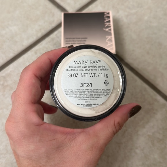 Mary Kay Translucent Powder - Picture 5 of 5